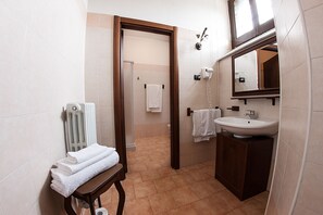 Classic Double Room | Bathroom | Shower, free toiletries, hair dryer, bathrobes - Grand Hotel Capodimonte (Naples)