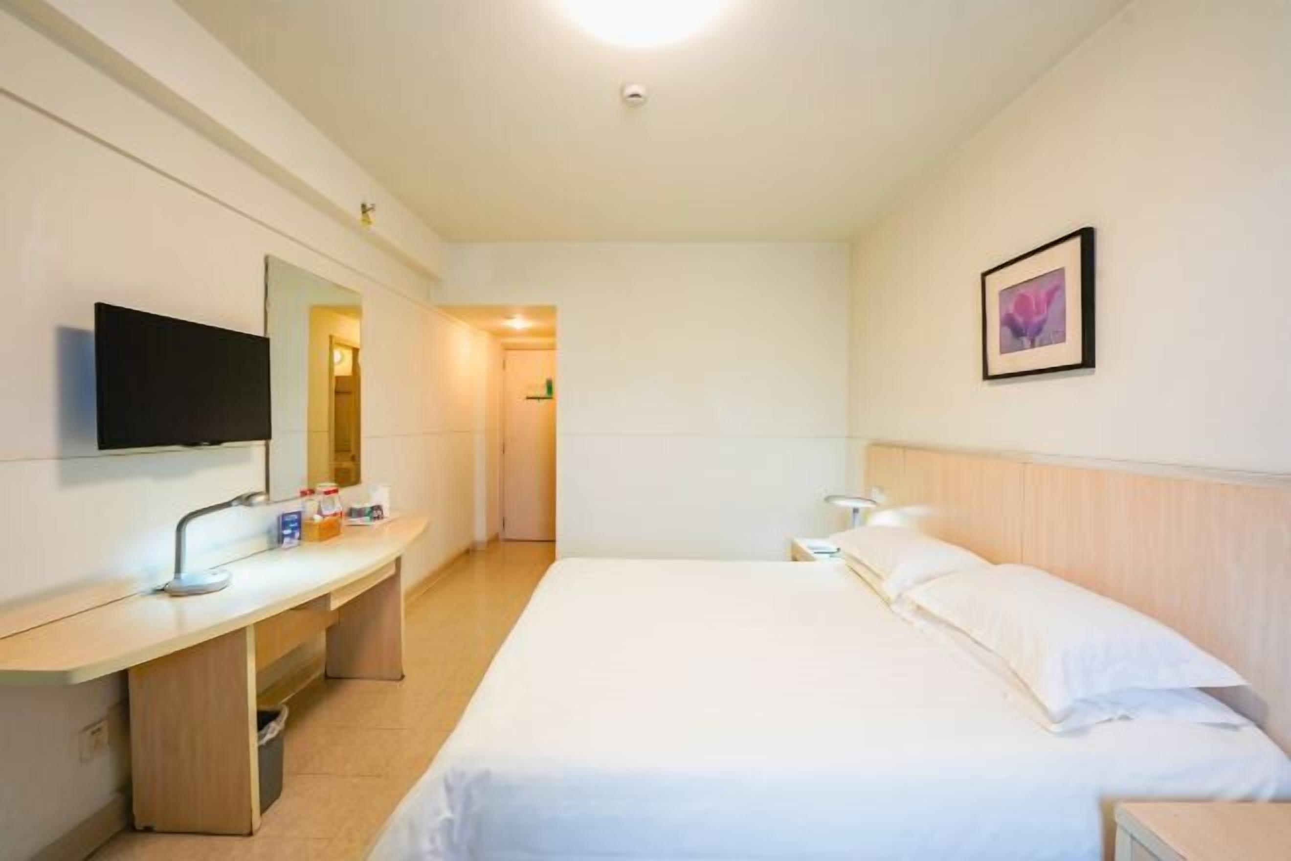 Cofres nos quartos, escrivaninha, cortinas blackout