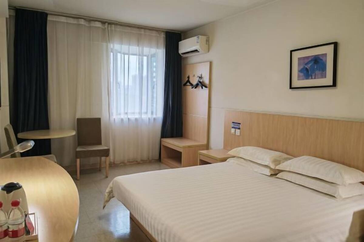 Caixa forta a l'habitació, escriptori i cortines opaques 