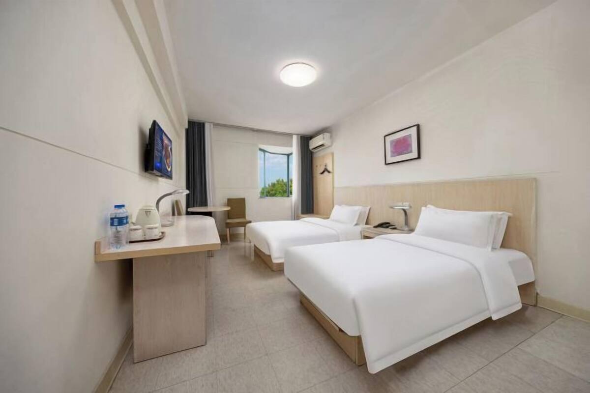 Caixa forta a l'habitació, escriptori i cortines opaques 