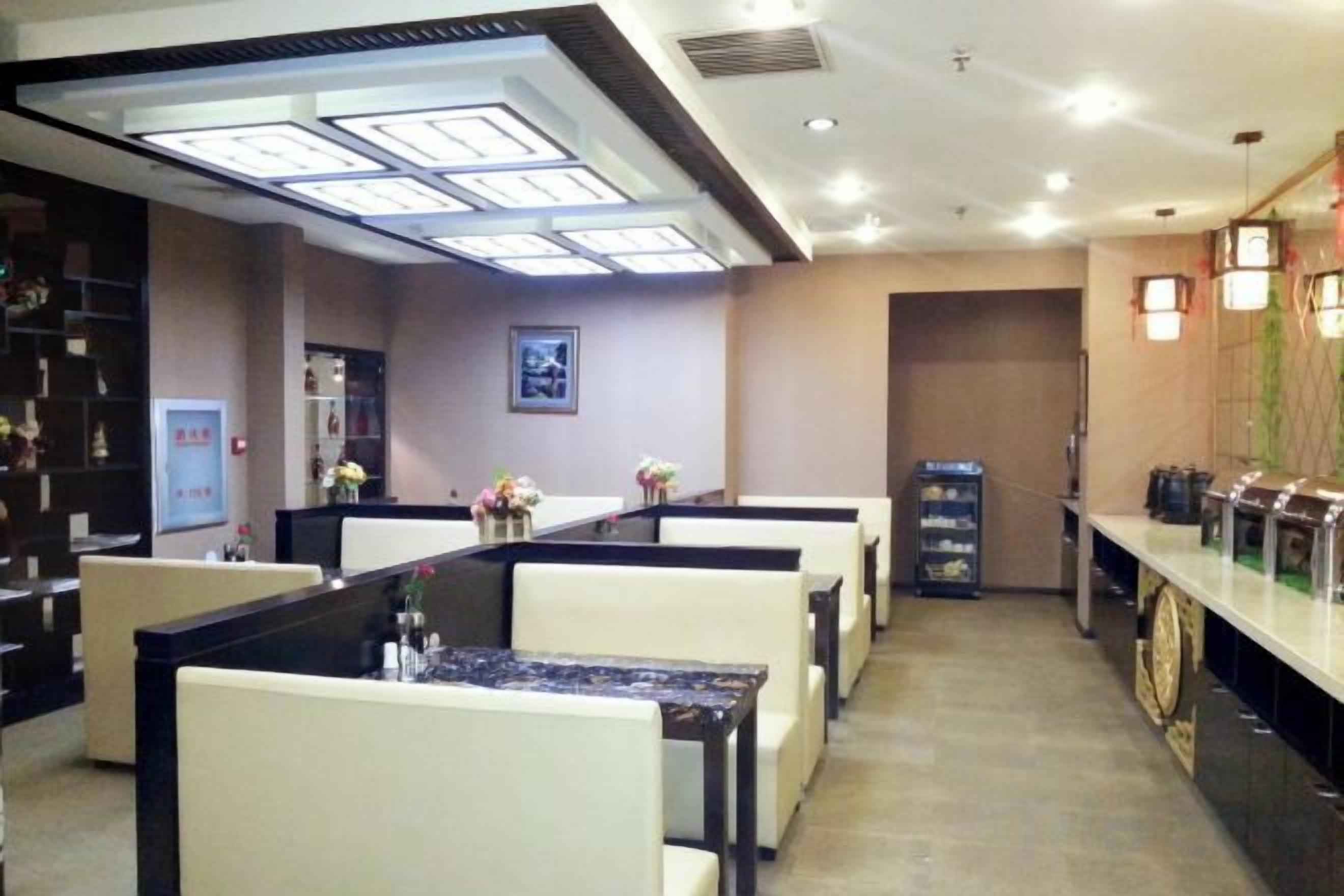 Un restaurante con cabinas, una barra y un techo con tragaluces.