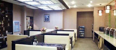 Un restaurante con cabinas, una barra y un techo con tragaluces.