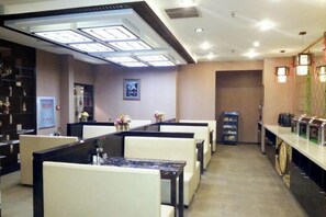 A restaurant with booths, a counter, and a ceiling with skylights. - Jinjiang Inn (Shenyang Middle Street Metro Station, Imperial Palace) (Shenyang)