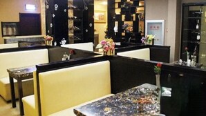A hotel lobby with seating areas, a reception desk, and a decorative wall. - Jinjiang Inn (Shenyang Middle Street Metro Station, Imperial Palace) (Shenyang)
