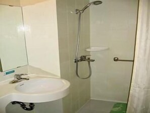 Douche, articles de toilette gratuits, sèche-cheveux, chaussons