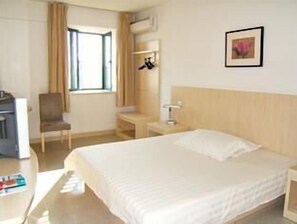 Chambre Standard | Bureau, rideaux occultants, fer et planche à repasser