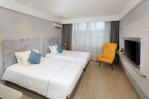 A hotel room with two beds, a TV, and a chair. - Magnotel Chengdu Taikoo Li Dong Feng Bridge (Chengdu)
