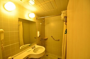 A bathroom with a sink, mirror, and shower. - Magnotel Chengdu Taikoo Li Dong Feng Bridge (Chengdu)