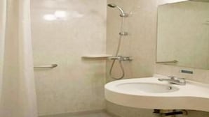 A bathroom with a shower, a sink, and a mirror. - Jinjiang Inn Chongqing Shopping & Entertainment (Chongqing)