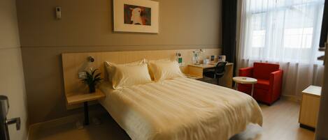 客房内保险箱、办公桌、遮光窗帘、熨斗/熨板