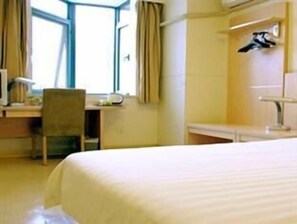 In-room safe, desk, blackout curtains, iron/ironing board - Jinjiang Inn Chongqing Shopping & Entertainment (Chongqing)