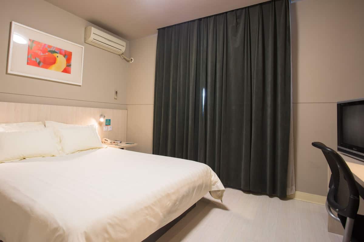 Quarto standard (B) | Cofres nos quartos, escrivaninha, cortinas blackout