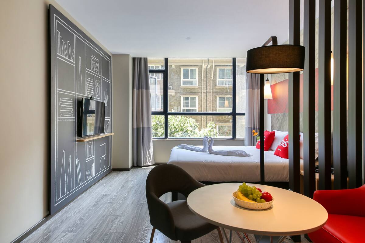 Schreibtisch, Verdunkelungsvorhänge, schallisolierte Zimmer