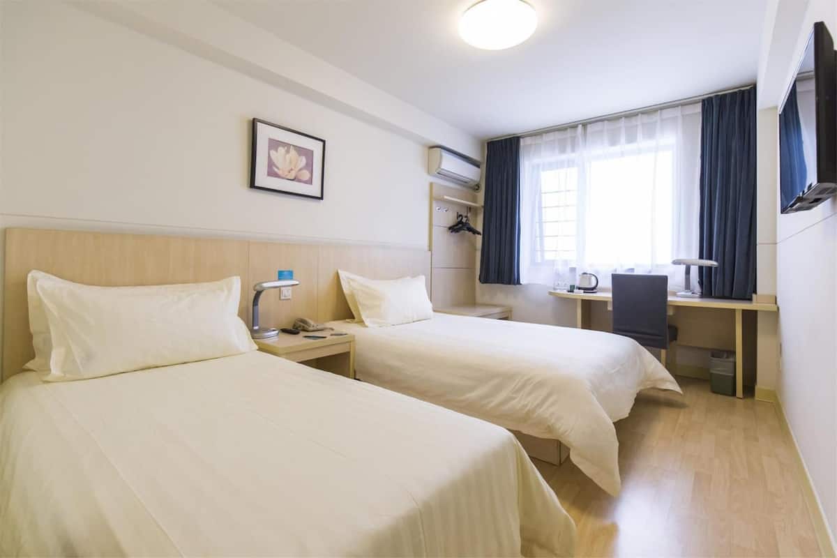 Kamar Twin Standar | Brankas, meja kerja, tirai kedap cahaya, dan setrika/meja setrika
