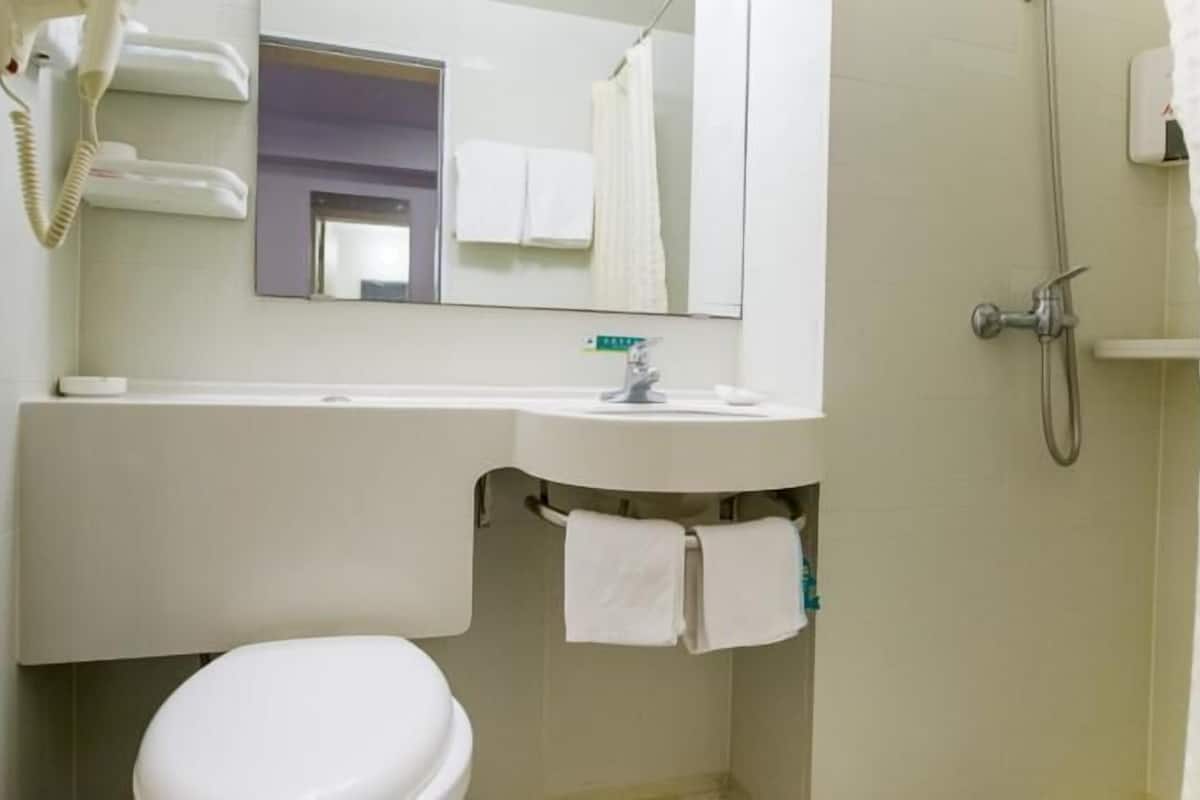 combined shower/bathtub, free toiletries, hair dryer, slippers