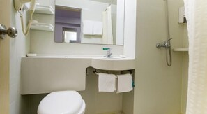 Tina con regadera, amenidades de baño gratuitas, secadora de cabello