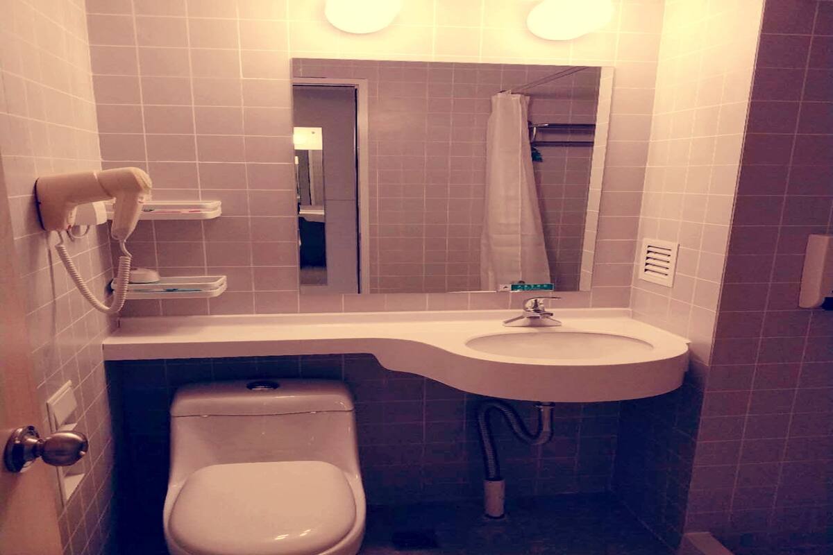 combined shower/bathtub, free toiletries, hair dryer, slippers