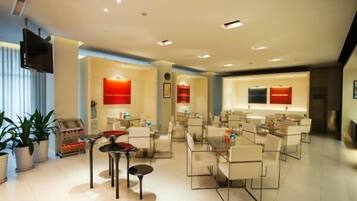 Daily buffet breakfast (CNY 18 per person)