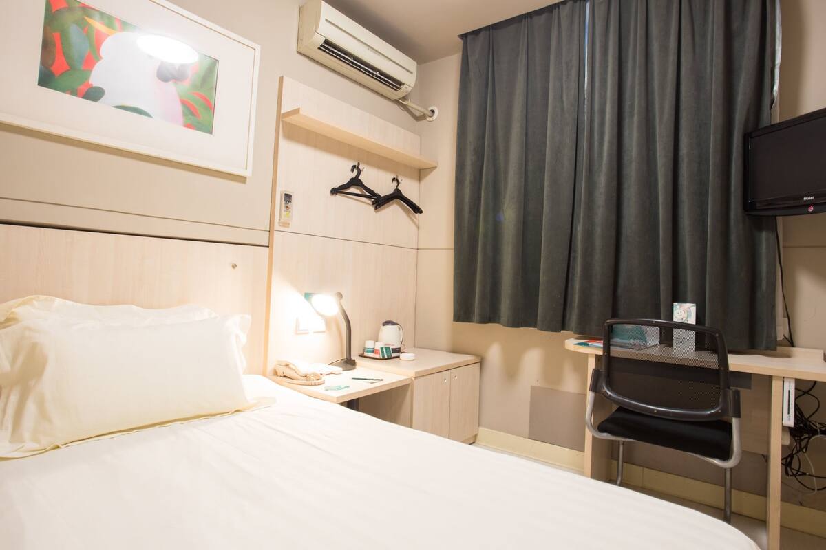 Business Room (B) | In-room safe, desk, blackout drapes, iron/ironing board