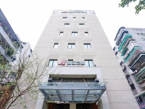 Vista frontal de la propiedad