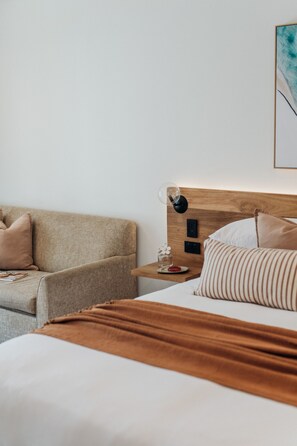 King Spa Studio Deluxe | Down comforters, Select Comfort beds, desk, blackout drapes - Hotel Nelson (Nelson Bay)
