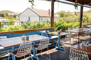 Breakfast and lunch served, alfresco dining 