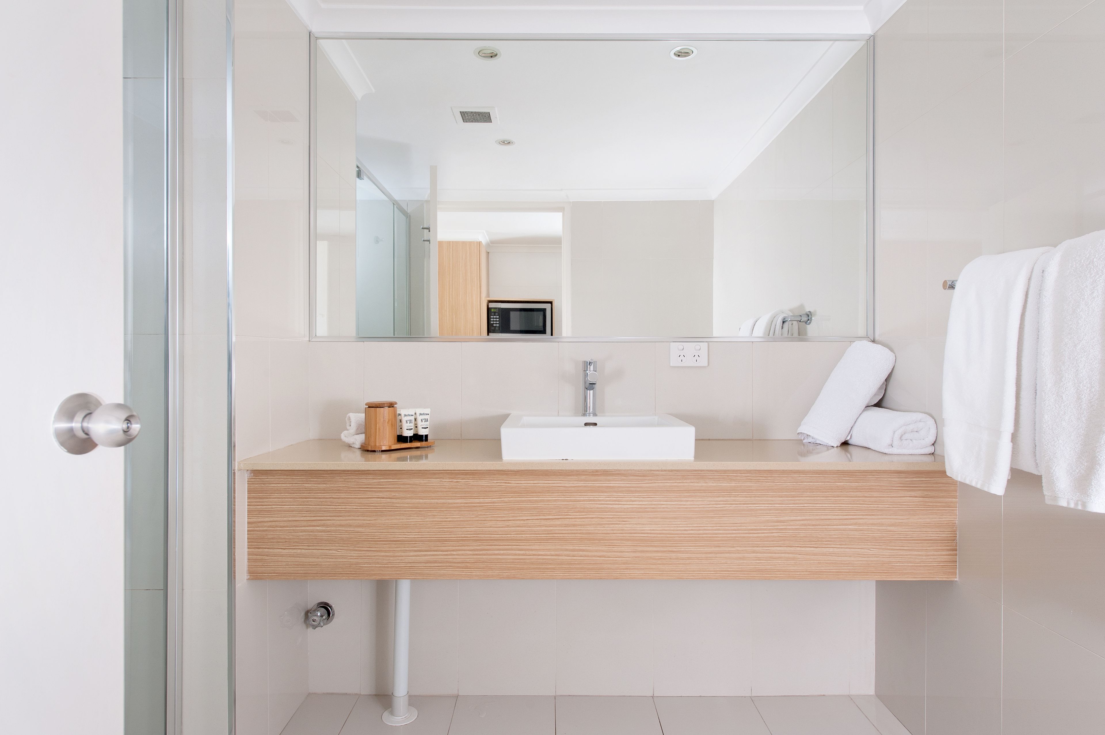 Amenidades de baño gratuitas, secadora de cabello, toallas 