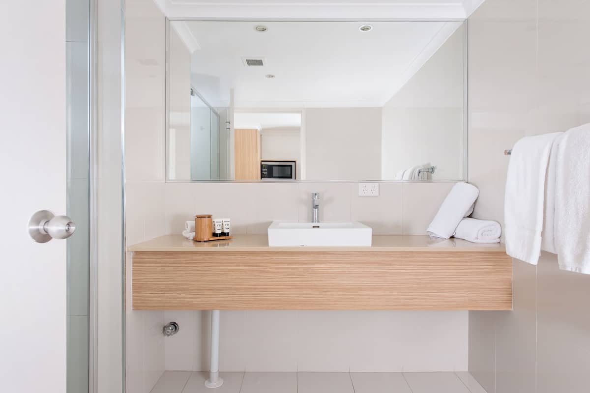 Amenidades de baño gratuitas, secadora de cabello, toallas