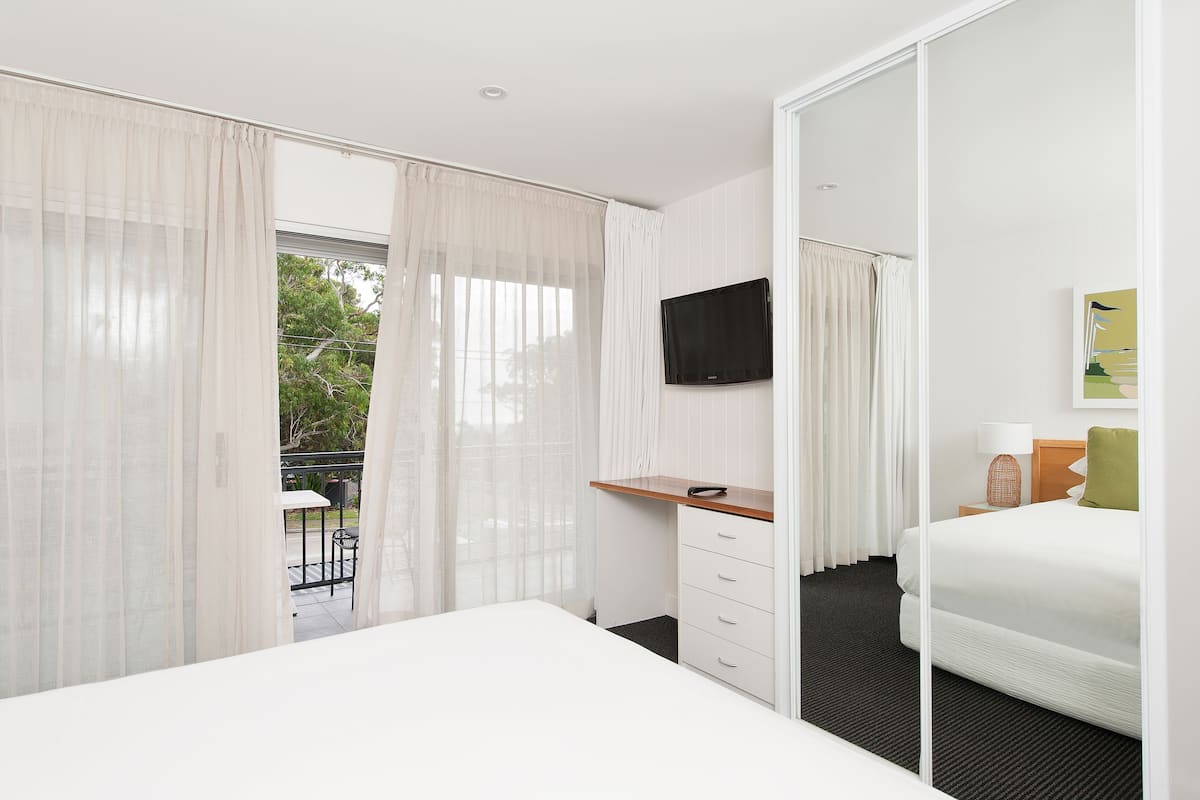 Down duvets, Select Comfort beds, desk, blackout curtains