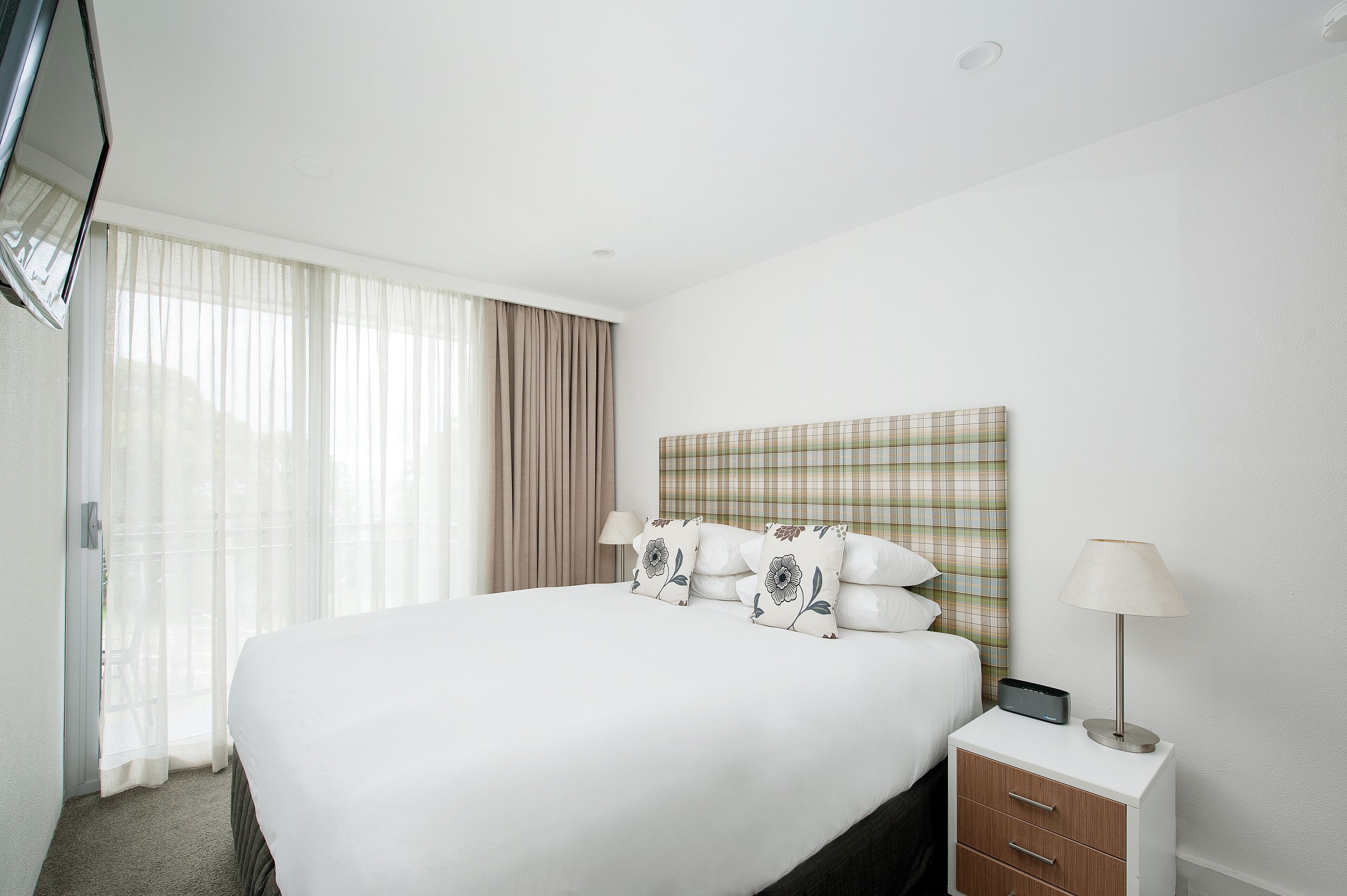 ألحفة محشوة بالريش وأسرّة سليكت كومفورت ومكتب وستائر تعتيم