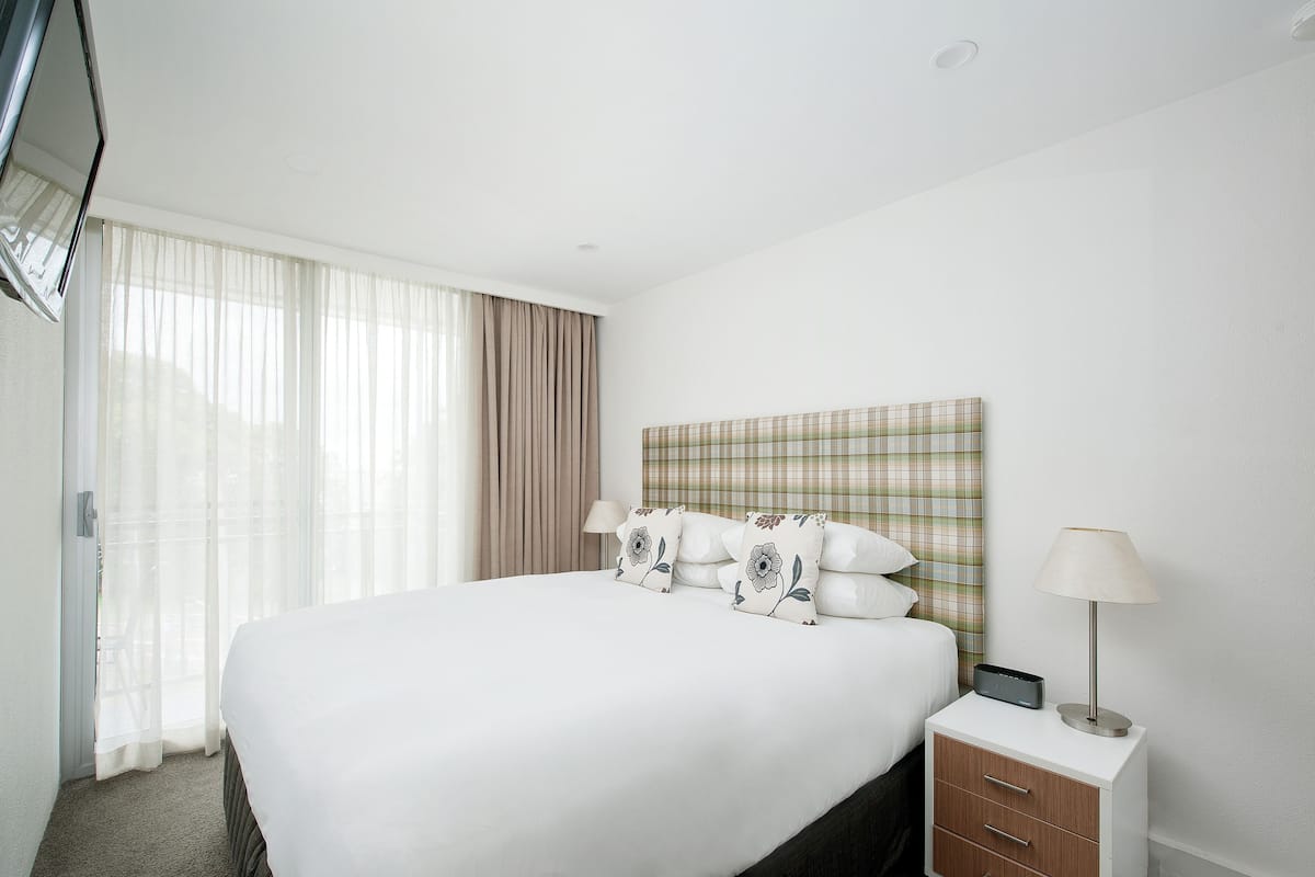 Down duvets, Select Comfort beds, desk, blackout curtains