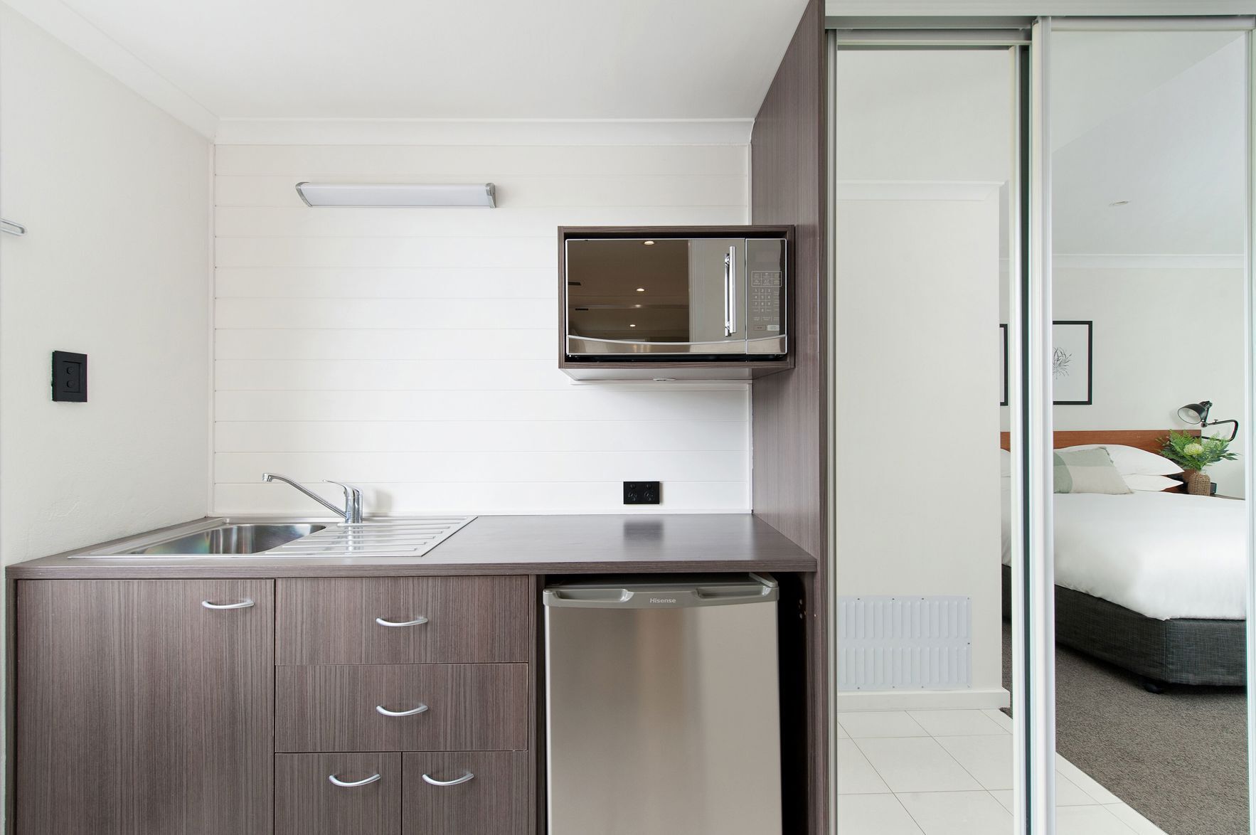 ألحفة محشوة بالريش وأسرّة سليكت كومفورت ومكتب وستائر تعتيم