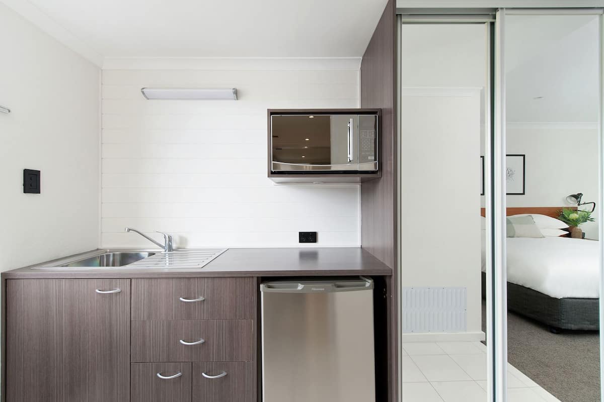 Down duvets, Select Comfort beds, desk, blackout curtains