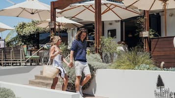 Breakfast and lunch served, al fresco dining