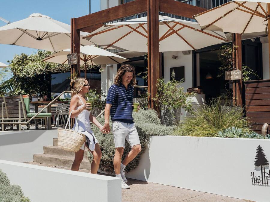 Der serveres morgenmad og frokost med udendørs servering
