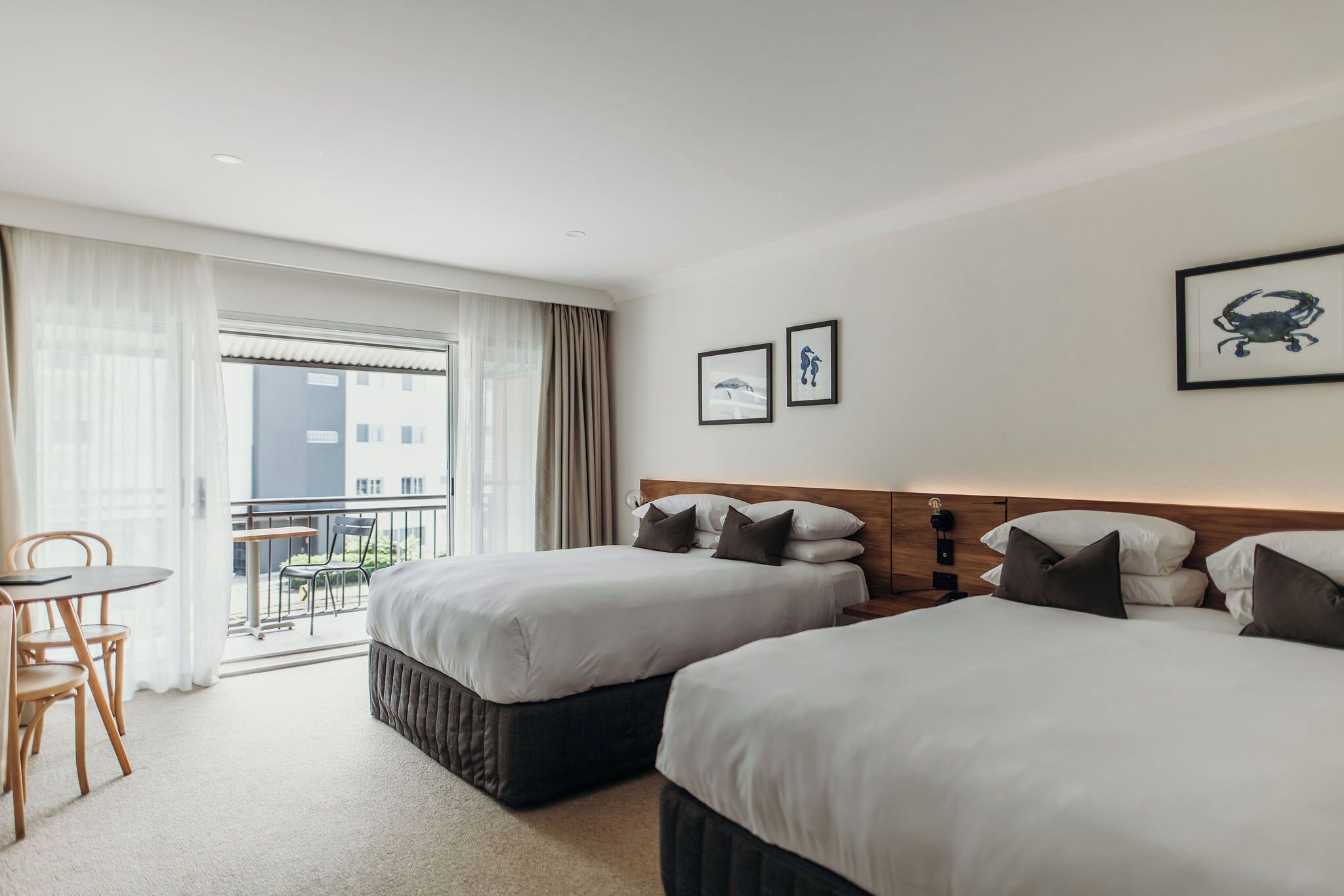 Habitación familiar, vista al jardín | Edredón, camas Select Comfort, escritorio y cortinas blackout 