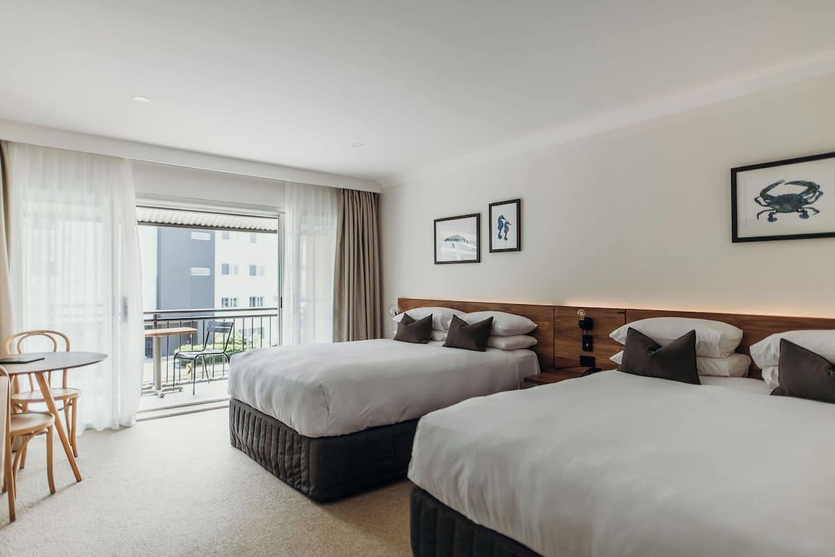 Habitación familiar, vista al jardín | Edredón, camas Select Comfort, escritorio y cortinas blackout