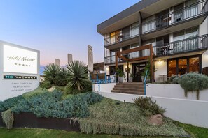 Front of property – evening/night - Hotel Nelson (Nelson Bay)