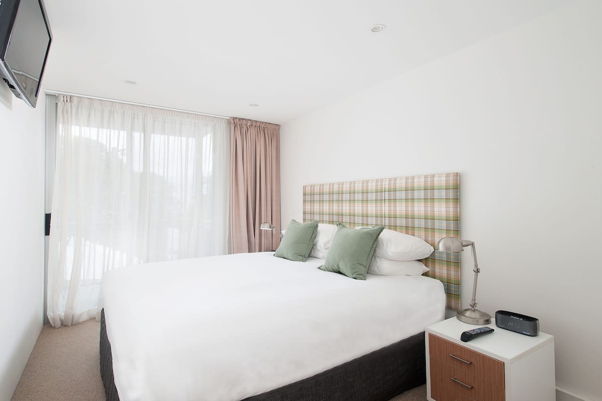 Down duvets, Select Comfort beds, desk, blackout curtains