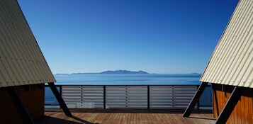 Tabla de planchar con plancha, wifi gratis y ropa de cama 