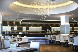 Breakfast, lunch and dinner served