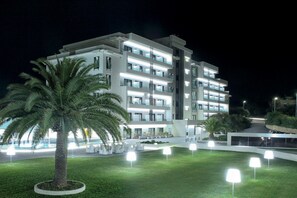 Fachada del alojamiento - Noche