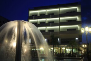 Voorkant accommodatie - avond/nacht