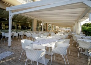 Serveert ontbijt, lunch en diner