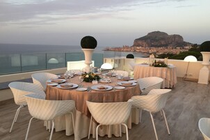 Breakfast, lunch and dinner served