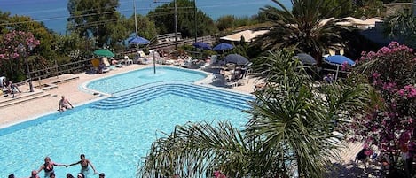 Una piscina cubierta, una piscina al aire libre