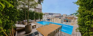 Outdoor pool, open 6:30 AM to 10:30 PM, sun loungers - Sky Gem Hotel - Ben Thanh (Ho Chi Minh City)