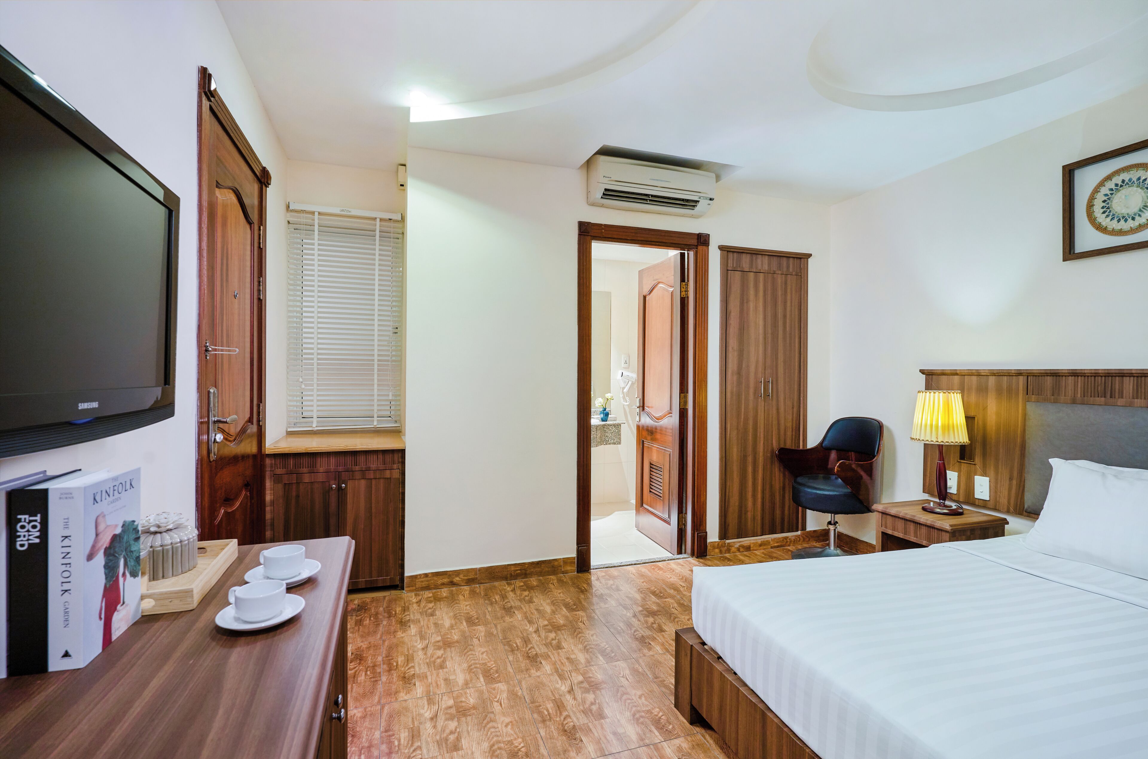 Superior Room | Minibar, in-room safe, desk, laptop workspace