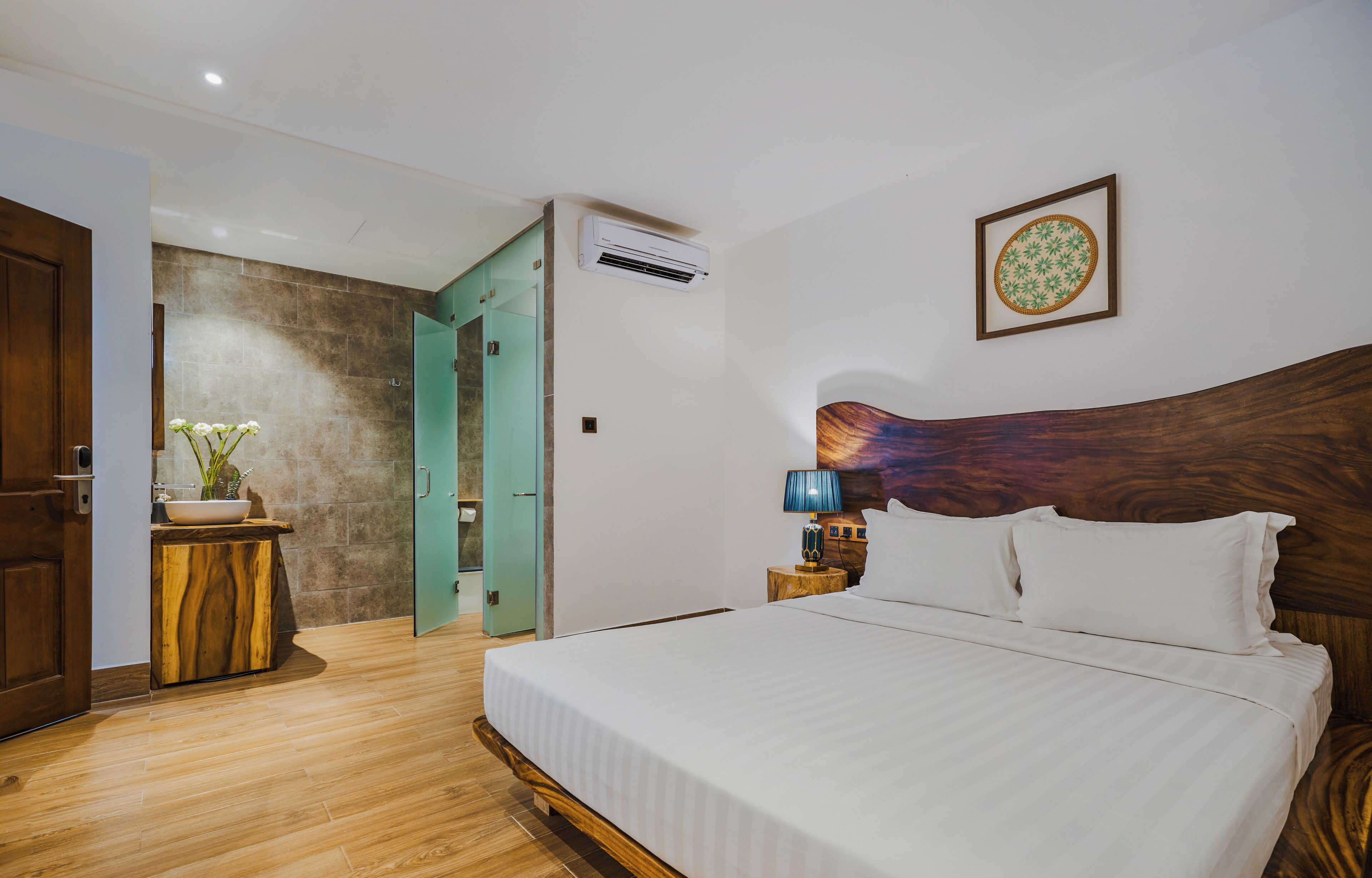 Executive Room | Minibar, in-room safe, desk, laptop workspace