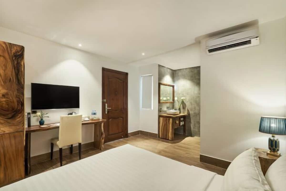 Minibar, in-room safe, desk, laptop workspace